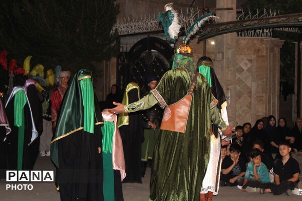 شب اول محرم با عزاداری پرشور و اجرای تئاتر آیینی