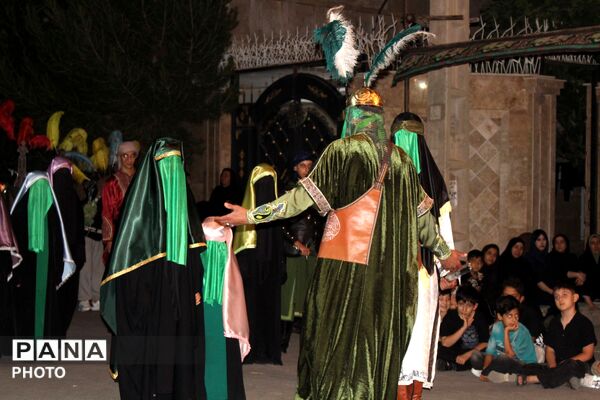 شب اول محرم با عزاداری پرشور و اجرای تئاتر آیینی