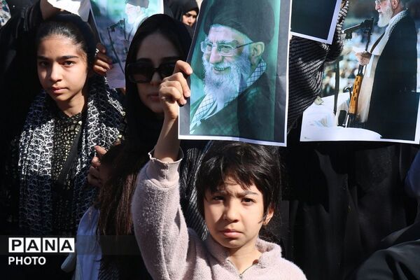 تجمع سوگواران رهبر شهید انقلاب در بهارستان‌دو