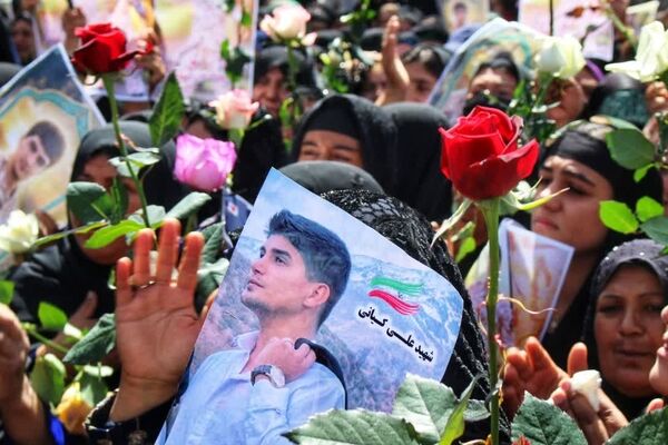 دیار آریوبرزن، پیکر فرزند دلیر خود را در آغوش گرفت