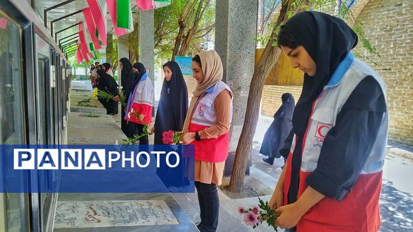 غبارروبی گلزار شهدا به‌مناسبت هفته هلال احمر در اشتهارد