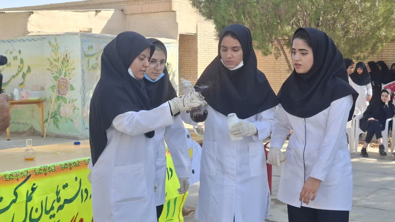 برگزاری جشن علمی شیمی در دبیرستان حضرت زینب(س) بهاباد