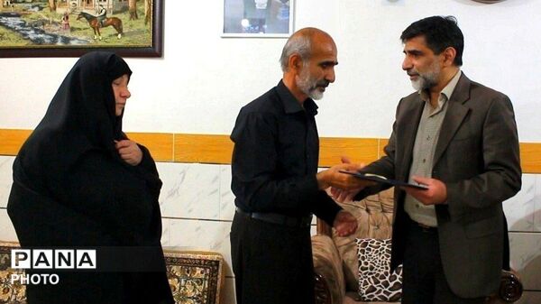 تکریم مقام ایثار فرهنگیان در دیدار با پدر شهید قاسمی