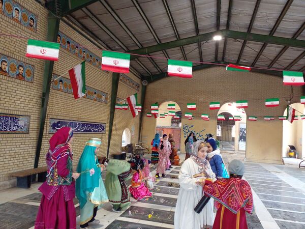 گلباران مزار شهدای شهرستان قدس توسط دانش‌آموزان مدرسه هدی یک