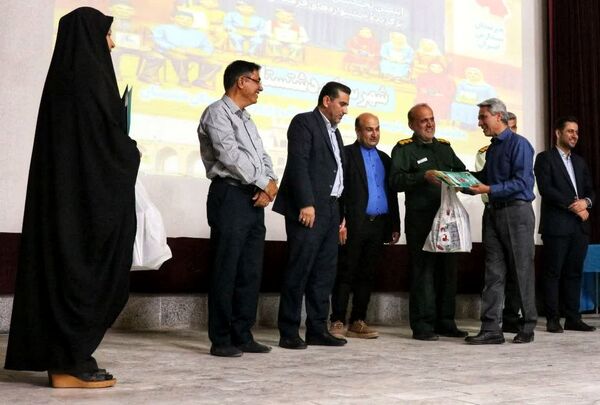تجلیل از برگزیدگان دانش‌آموزی مسابقات فرهنگی و هنری جشنواره هما شهرستان دشتستان 