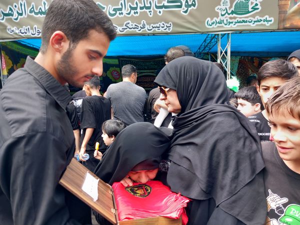 استقبال دلدادگان اباعبدالله الحسین (ع) از پیاده روی جاماندگان اربعین حسینی‌