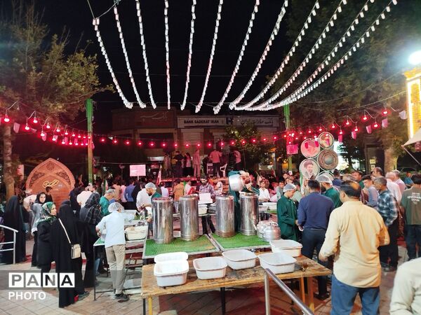 در یاد ۱۶۸ شهید، در خدمت عزاداران؛ حضور پررنگ چایخانه حضرت زهرا در اجتماع ۱۶۸ شب نیشابور