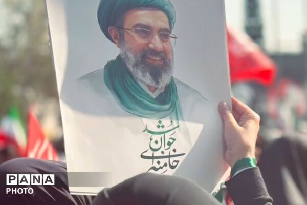 وداعی تاریخی در پایتخت ،پیکر رهبر انقلاب بر دوش ملت ایران
