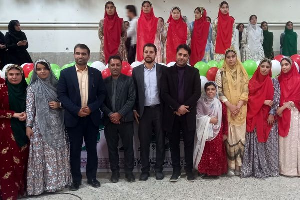 صدای اتحاد و هویت؛ طنین سرود دانش‌آموزان فلارد در رقابتی پرشور