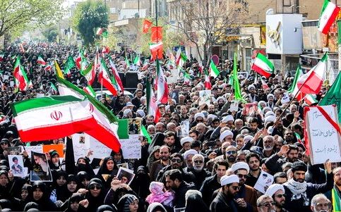 خروش انقلابی نمازگزاران جمعه قم در راهپیمایی تجدید میثاق با رهبر شهید