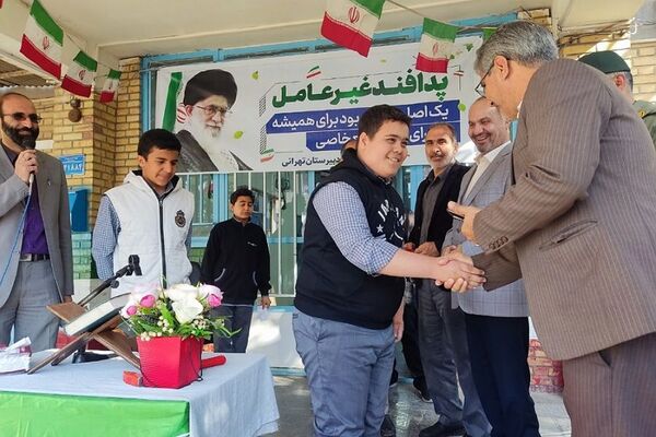 آیین نواختن زنگ پدافند غیرعامل در دبیرستان تهرانی باقرشهر 