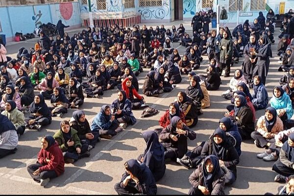 تمرین دانش‌آموزان دبیرستان حضرت ولیعصر (عج) ری یک جهت حضور در برنامه یاوران انقلاب