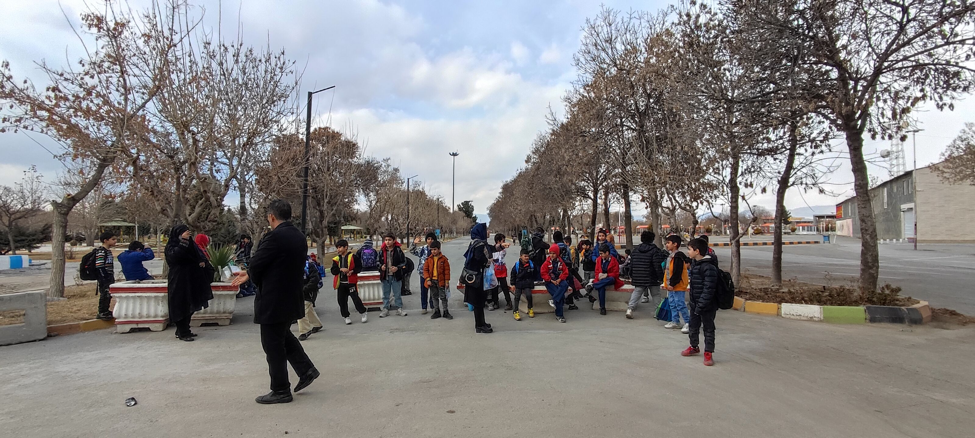 اردوی دانش‌آموزان مدرسه مبین در شهربازی پارک کوثر شیروان