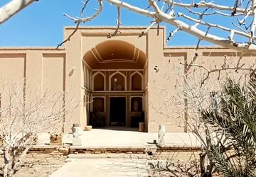 بازدید گردشگران از موزه آبگینه شهرستان‌ زارچ 
