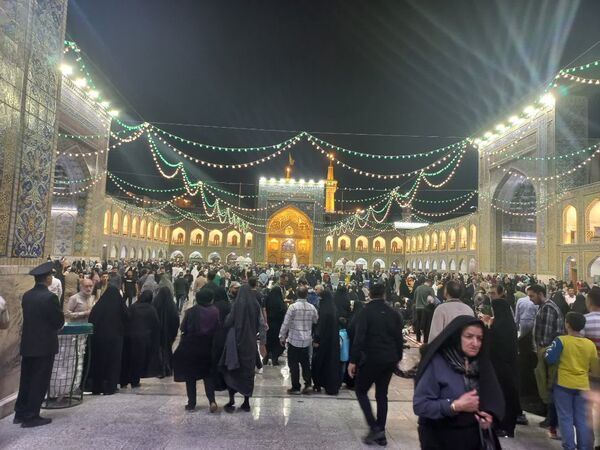 سیل عظیم زائران و مجاوران حرم امام رضا (ع) در شب ولادت یازدهمین امام شیعیان
