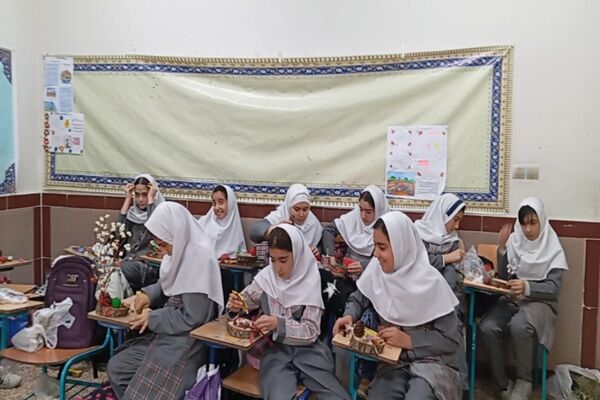 هنر کار با چوب توسط دانش‌آموزان مدرسه فردوسی اردبیل 
