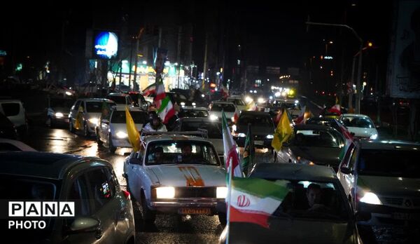دعای مردم کرج برای پیروزی رزمندگان و تجدید بیعت با رهبر انقلاب 