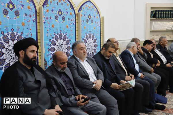 یادبود رهبر شهید در اداره‌کل آموزش و پرورش شهر تهران 