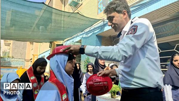 ترویج فرهنگ ایمنی در دبستان فرهنگیان ۲ با تجلیل از آتش‌نشانان