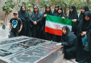 طنین یاد شهدا در شهر؛ غبارروبی مزار فاتحان خرمشهر