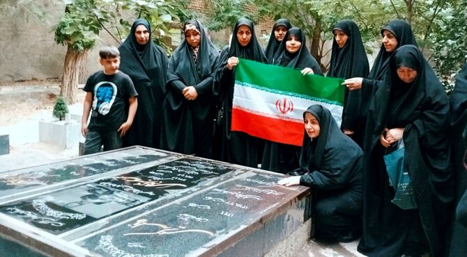 طنین یاد شهدا در شهر؛ غبارروبی مزار فاتحان خرمشهر