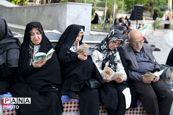 مراسم قرائت دعای عرفه با حضور مسئولین استان و قشرهای مردم در همدان 