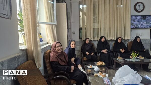  تقدیر از مدیریت دبیرستان دخترانه شهید بصیر با حضور کارشناسان متوسطه اول
