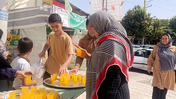 توزیع شربت و شیرینی به مناسبت میلاد پیامبر اسلام (ص) 