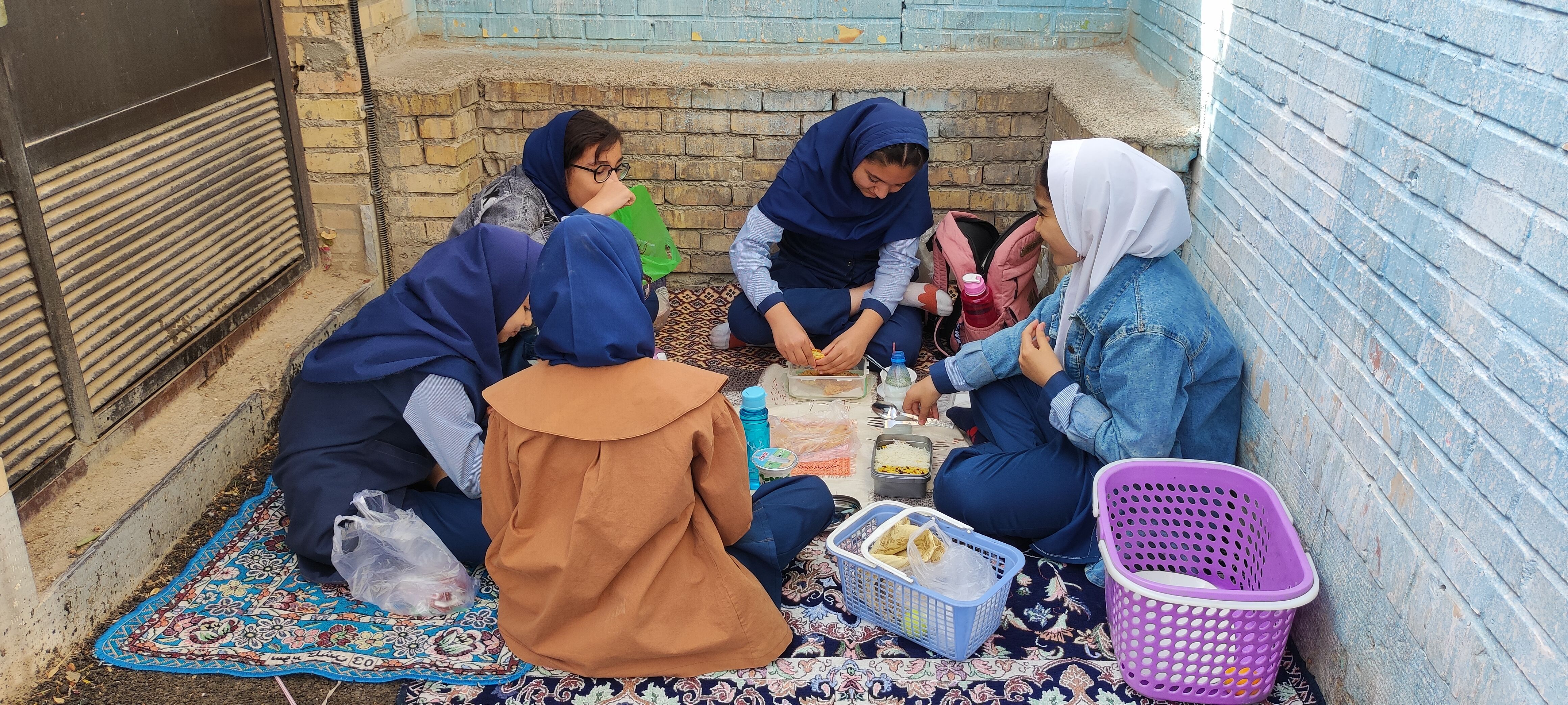 جشنواره غذای محلی و سالم در دبستان شهید خاقانی شهرستان شیروان