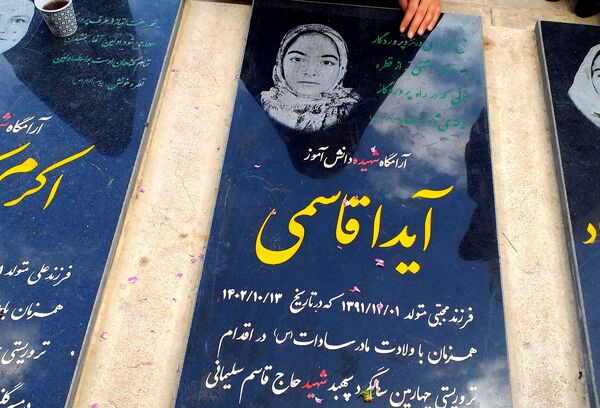 دختران اثرگذار شهرستان‌های تهران مزار سردار دلها و شهیده آیدا قاسمی را زیارت کردند