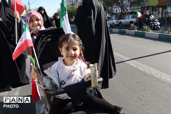 تک تک خیابان‌هاى تهران، سیاه پوش پدر امت