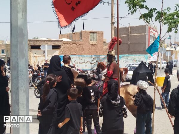 حرکت دسته‌های عزاداری در روستای فدافن همزمان با روز تاسوعای حسینی