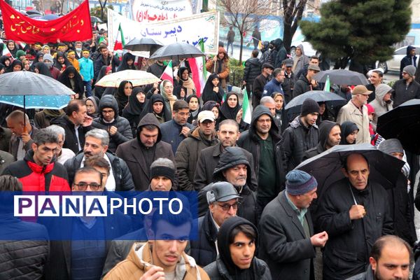 خلاقیت و نشاط دانش‌آموزی در غرفه‌های آموزش و پرورش در مسیر راهپیمایی ۲۲ بهمن