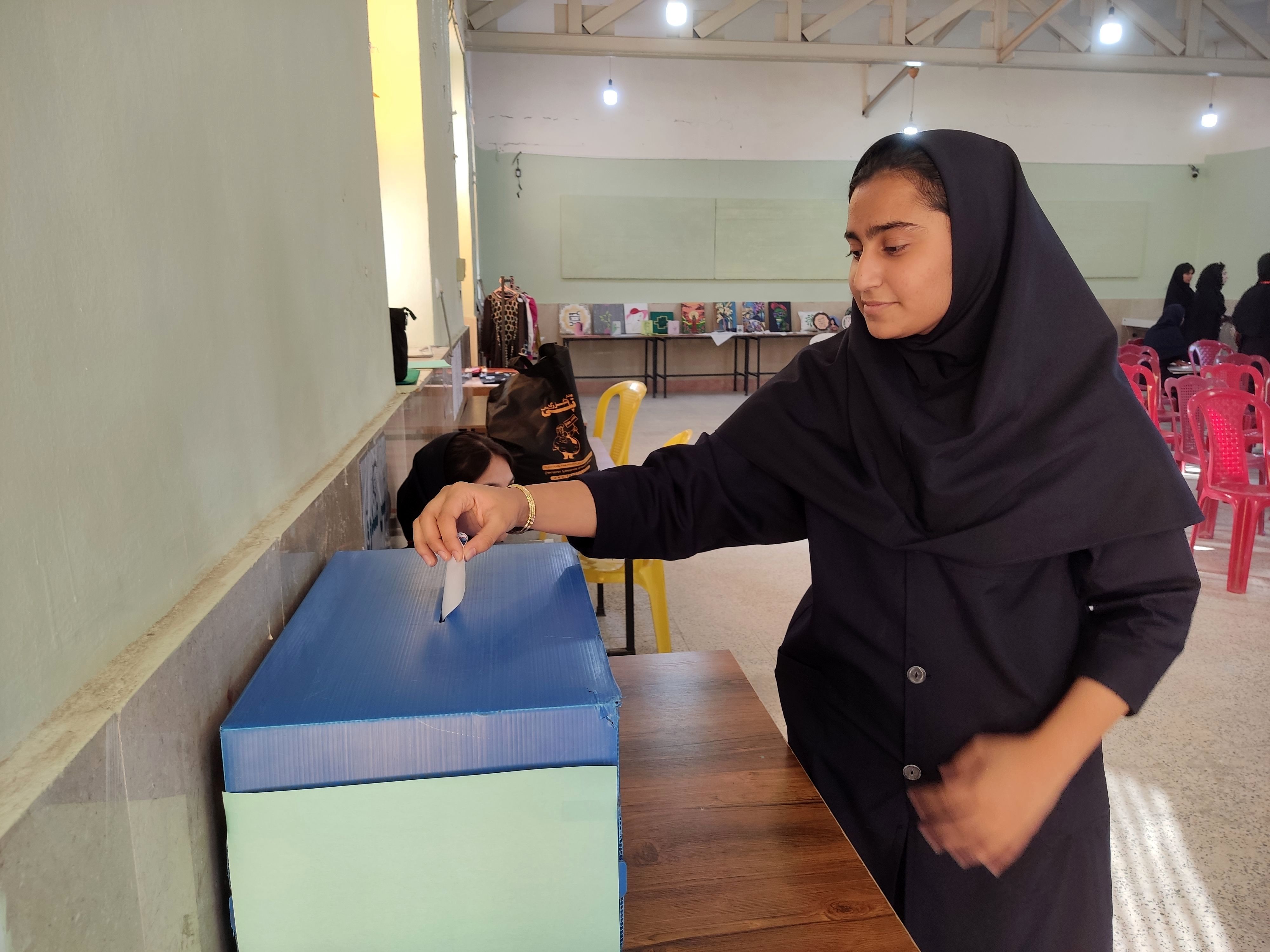 برگزاری باشکوه انتخابات شورای دانش‌آموزی در هنرستان زهرای مرضیه بندرعباس