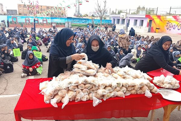 طنین شادی دانش آموزان در برپایی جشن به مناسبت سالروز ولادت امام زمان (عج)