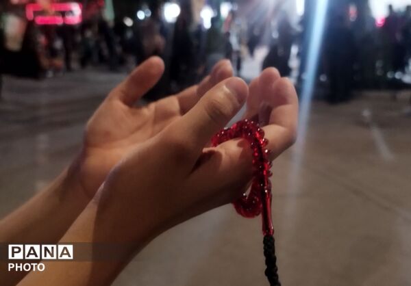نهمین شب از مراسم عزاداری امام حسین همراه با هئیت زنجیر زنی در حسینیه امام خمینی