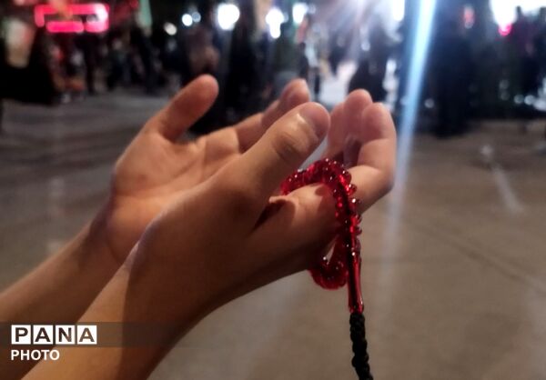 نهمین شب از مراسم عزاداری امام حسین همراه با هئیت زنجیر زنی در حسینیه امام خمینی