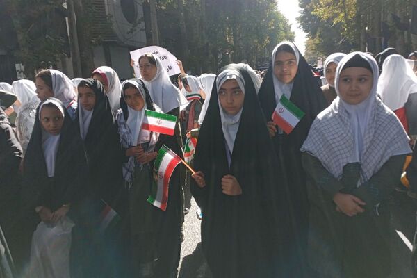 حضور پرشور دختران و پسران شهریار در روز استکبار ستیزی