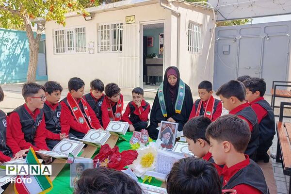 محفل انس با قرآن و برپایی نماز جماعت در مدرسه ابتدایی ایمان بجنورد