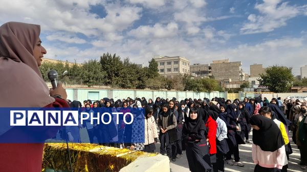 انجام حرکات ورزشی و نمادین به‌مناسبت هفته تربیت‌بدنی توسط ورزشکاران نوجوان اسلامشهر