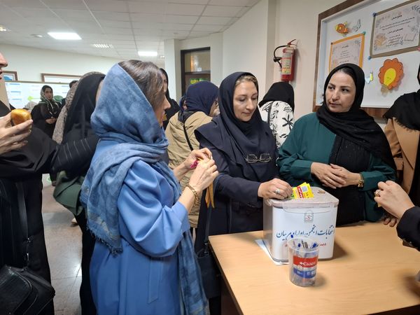 جلسه انجمن اولیا و مربیان در دبستان آرمینه مصلی نژاد ناحیه ۶ مشهد 