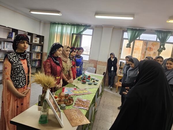 برپایی نمایشگاه علمی- پژوهشی و فرهنگی-هنری توسط دانش آموزان رشته علوم تجربی 