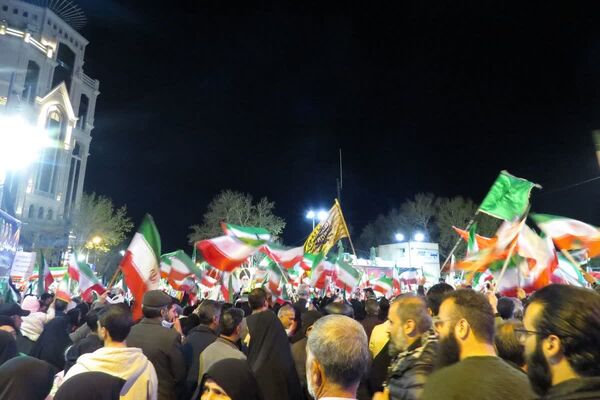 چهل روز از شهادت رهبرمان گذشت اما مردممان همچنان در میدانند