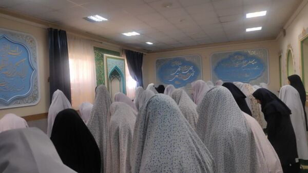 عطر بندگی در مدرسه اقامه نماز جماعت