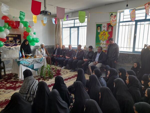 نواخته شدن زنگ گلبانگ انقلاب اسلامی در دبیرستان پگاه روستای مارکده
