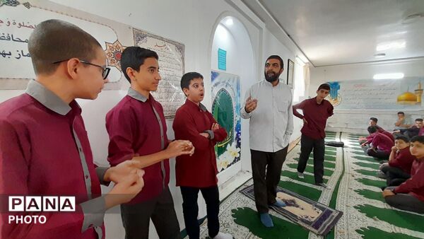مراسم نماز جماعت دانش‌آموزان در دبیرستان میثاق