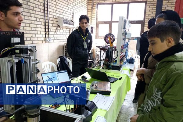 نمایشگاه دستاوردهای دانش‌آموزان هنرستان فنی حرفه‌ای‌ رباط‌کریم