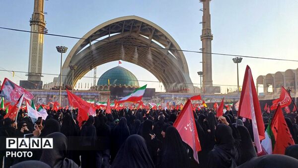 وداع با رهبر شهید انقلاب اسلامی امام خامنه‌ای و خانواده شهید  ایشان در مصلی امام خمینی(ره) 