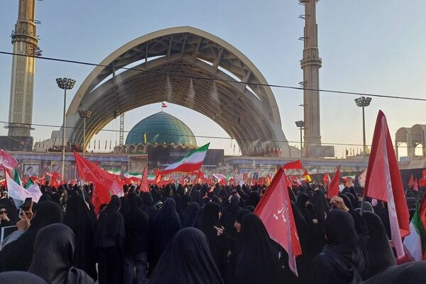 وداع با رهبر شهید انقلاب اسلامی امام خامنه‌ای و خانواده شهید  ایشان در مصلی امام خمینی(ره) 