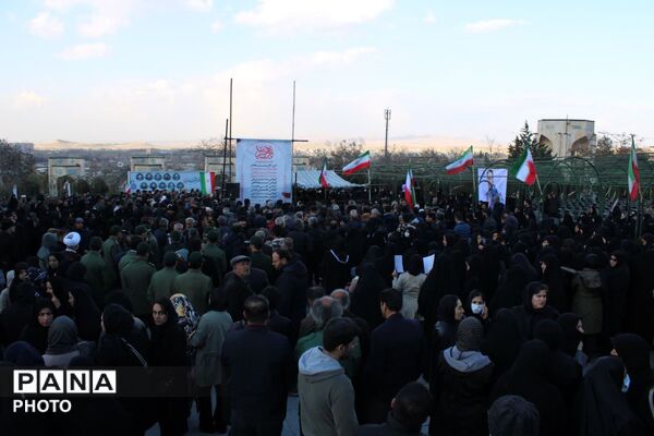 تشییع پیکر مطهر سه شهید والامقام جنگ رمضان در همدان 